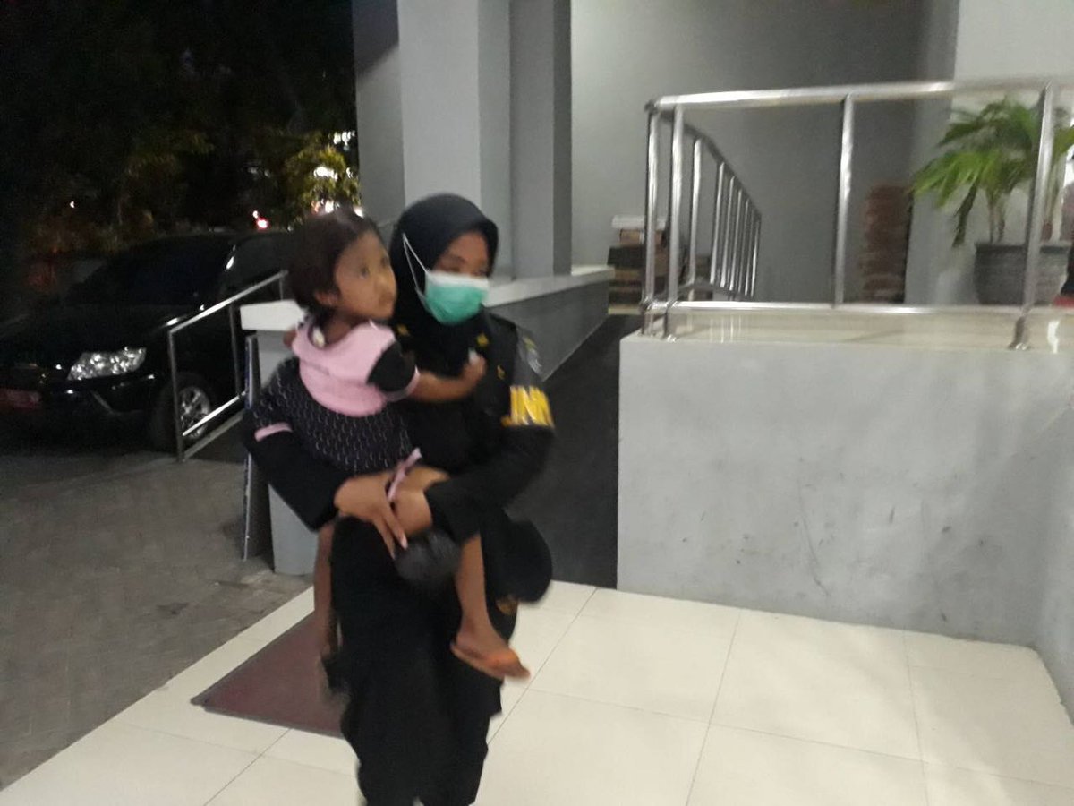 #InfoBanggaSurabaya

Yuk bantu share dan infokan postingan ini ya! Ditemukan anak hilang bernama Kasa, umur sekitar 4 tahun. Saat ditemukan, Kasa berada di sekitar Kedung Cowek dekat Polsek Kenjeran