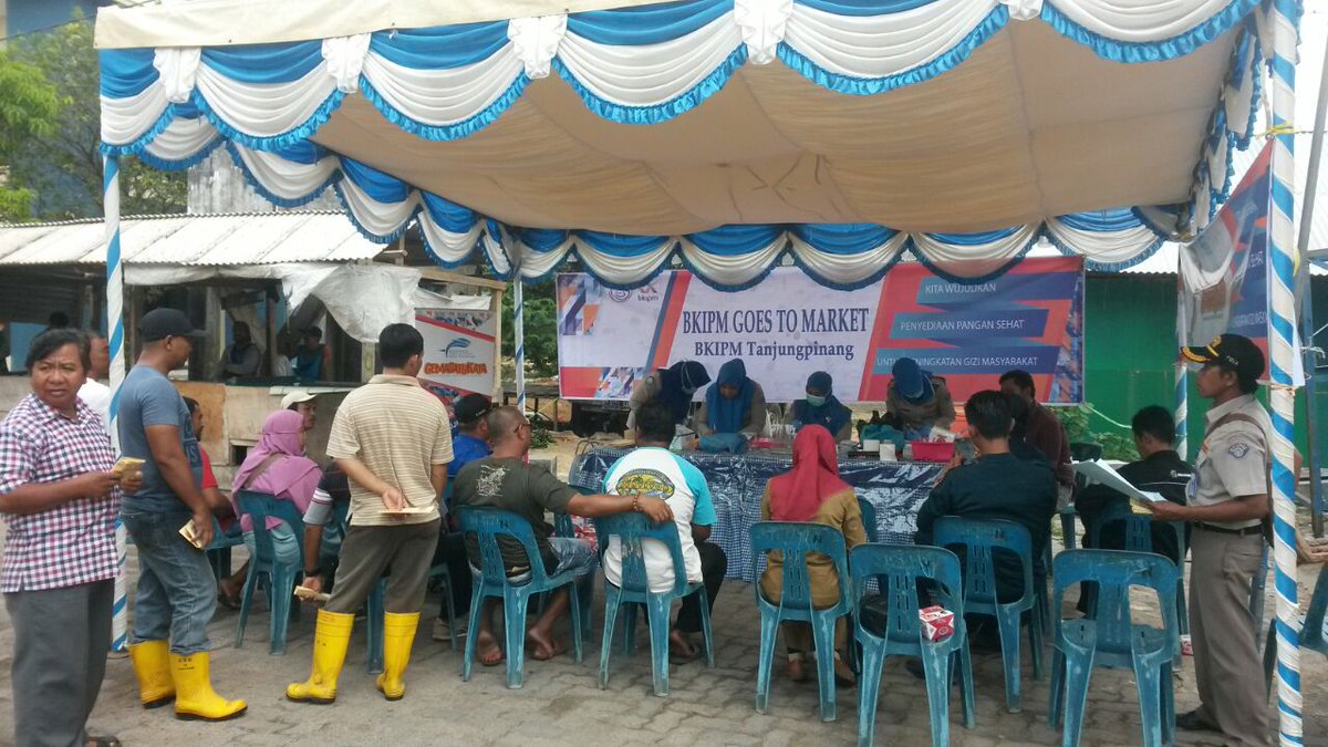 BKIPM_Tjpinang's tweet photo. 10/4 dlm rangka #BulanBaktiKIPM2018 " COACHING CLINIC GOES TO MARKET " di pasar ikan kijang, Bintan yg dihadiri oleh instansi terkait, para undangan UPI di kijang dan Pedagang pasar setempat yang antusias mengikuti kegiatan ini. https://t.co/UPZhX9xCBG