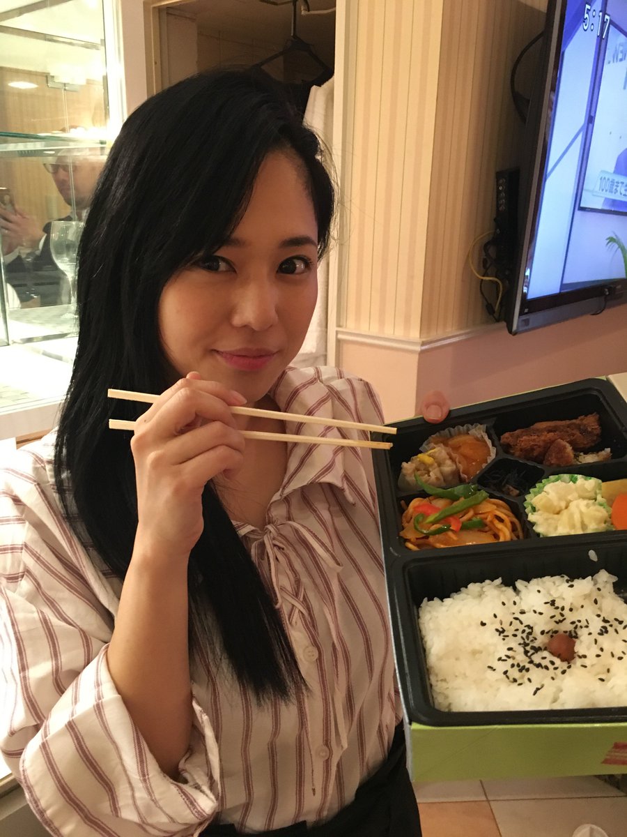 逃亡花 蒼井そら主演 Dvd好評発売中 みなさんこんばんは 4月14日 土 深夜0時からいよいよ放送 逃亡花 のがればな みんな見てね 撮影の合間のお食事タイムにお邪魔しました 蒼井さんと ロケ弁 美味そう 撮影頑張ってます