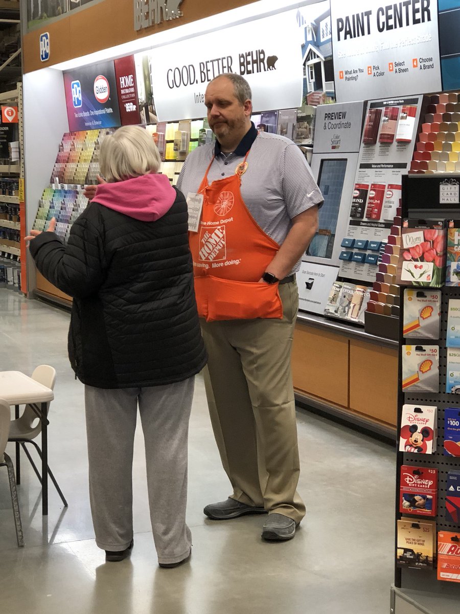 8460THD's tweet photo. Feedback is a vital part of associate development, and SM Rob makes associate development a priority. #AssociateDevelopment #SnazzyDresser #DapperDan @HinckJ https://t.co/wGp02WO91H