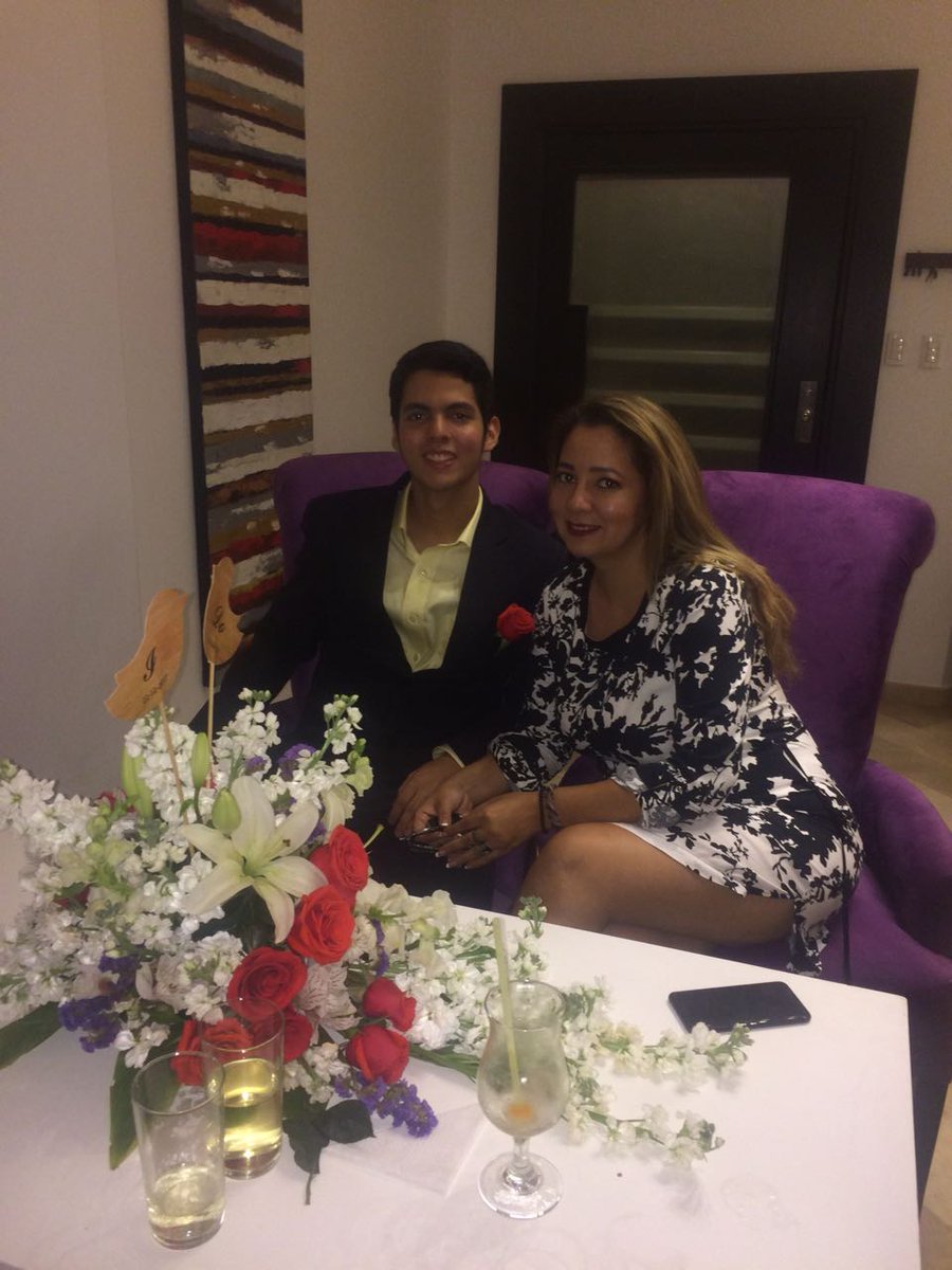 Veritoaviles31's tweet photo. Momento especial? #cocteles @matrimonio #lindanoche #FelizFinde https://t.co/npUVmmDMnT