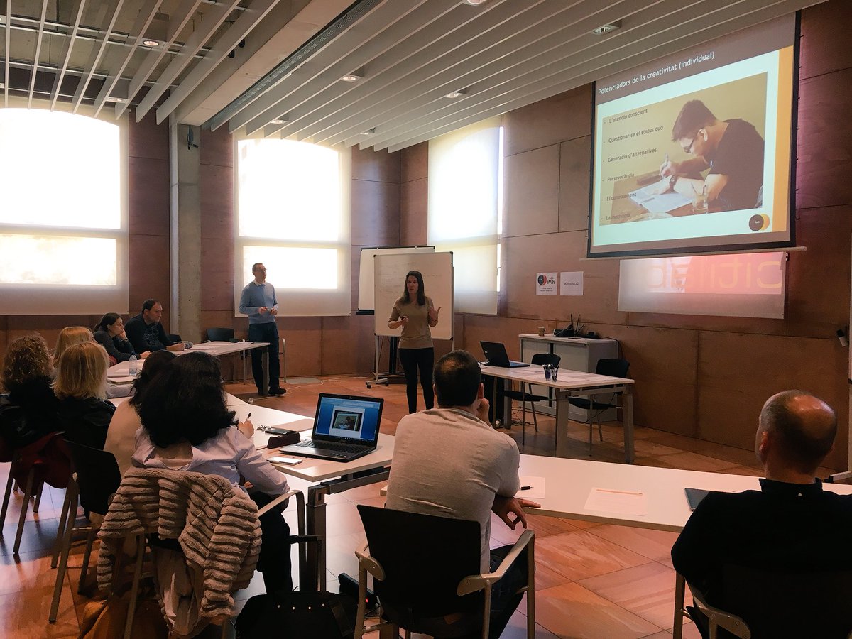 citilab's tweet image. Primera sessió del Taller de #Creativitat del Citilab!💡 Els participants s’han introduït en el món de la #creativitat de la mà de @rosersantamaria, responsable de LaborLab i dinamitzadora de la #formació. A més, han conegut l’espai i la tasca del #lab de #Cornellà! #CreativiLab