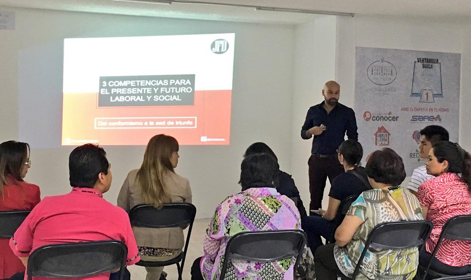 El trabajo del líder es formar otros lideres, deja que tu organización funcione como las neuronas de tu cerebro ¿A poco hay una neurona que toma todas las decisiones sola? Enséñales y forma un verdadero equipo de trabajo de crecimiento exponencial.