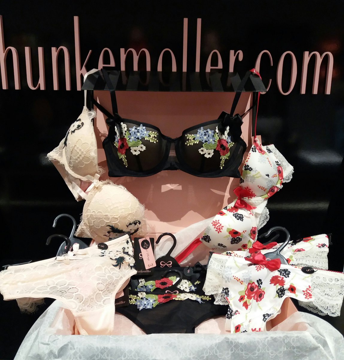 Porque la primavera la sangre altera, en Hunkemoller te regalamos el 3°sujetador!! Ven ya!! Última semana!! #braparty #hkmfun #ilovekirretys #mytrainingambassador <a href="/KiraRiga/">Kira</a>