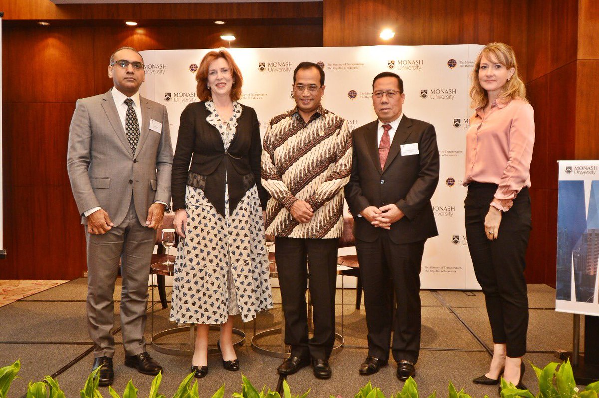 BudiKaryaS's tweet photo. 2. Kami mengajak Australia untuk berkolaborasi, karena mereka menjadi salah satu negara yg memiliki banyak pengalaman &amp; reputasi di sektor transportasi. Kerjasama meliputi studi bersama ttg Transit Oriented Development (TOD), solusi digital transportasi, diklat, dll. -BKS https://t.co/DvjNUuvKm1