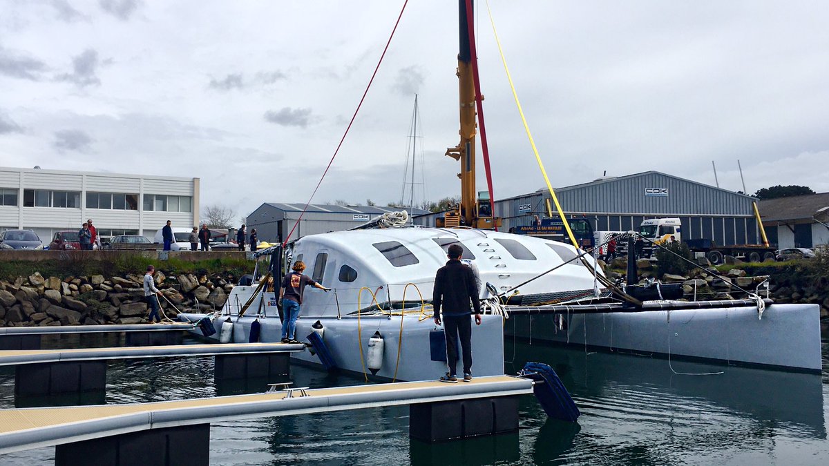 CaroNedelec's tweet photo. Belle mise à l’eau avec un beau travail d’équipe! 
@mer_agitee @desjoyeaux @MerForteDesign #catamaran #Z2015 https://t.co/P84fyruaRI