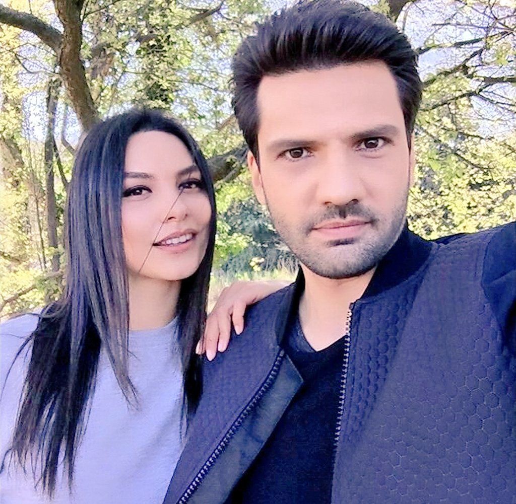 Not only Zeynep saved Emir here but this selfie also saved us 👌 Thank you for respecting your fans and each other! 🌹 #zeymir <a href="/HazalFKucukkose/">Hazal Filiz Küçükköse</a> <a href="/kaanurgancioglu/">Kaan Urgancıoğlu</a>