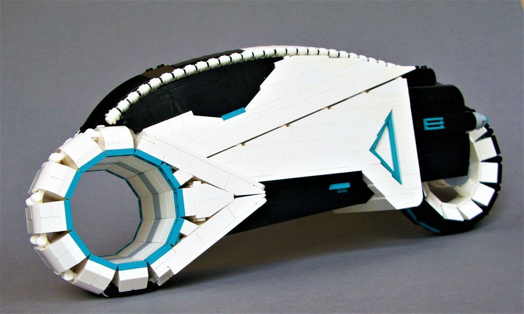 I've always preferred the original #TRON #lightcycle. while the new <a href="/LEGOIdeas/">LEGO® IDEAS</a> set is cool, I'd buy this: buff.ly/2GKvbcS (via <a href="/BrothersBrick/">The Brothers Brick</a>)