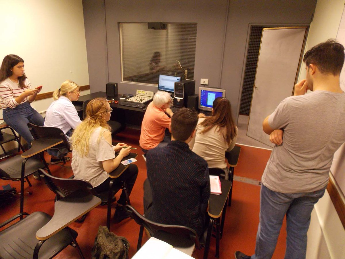 USAL_Break's tweet photo. El pasado viernes 6/4 se realizó la capacitación para operar la consola del estudio de radio a cargo de Marcelo Vidal! Aquí las imágenes! #cuentaregresiva #capacitacion #radio #nuevosprogramas #2018 @Usal_FCECS @LauraGarciaLuna @ManuelMontaner @arripancho @flor_giuliano https://t.co/TbqZRMhtIr