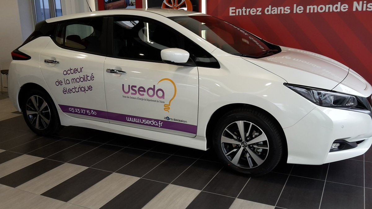 useda02000's tweet photo. L'USEDA vient de changer de véhicule électrique. Désormais vous pourrez apercevoir sur les routes axonaises la nouvelle @Nissan Leaf au couleur de l'USEDA ! #Aisne #véhiculeélectrique #usedaacteurdelamobilitéélectrique #dirve02 #bornederecharge https://t.co/ybThznppa5