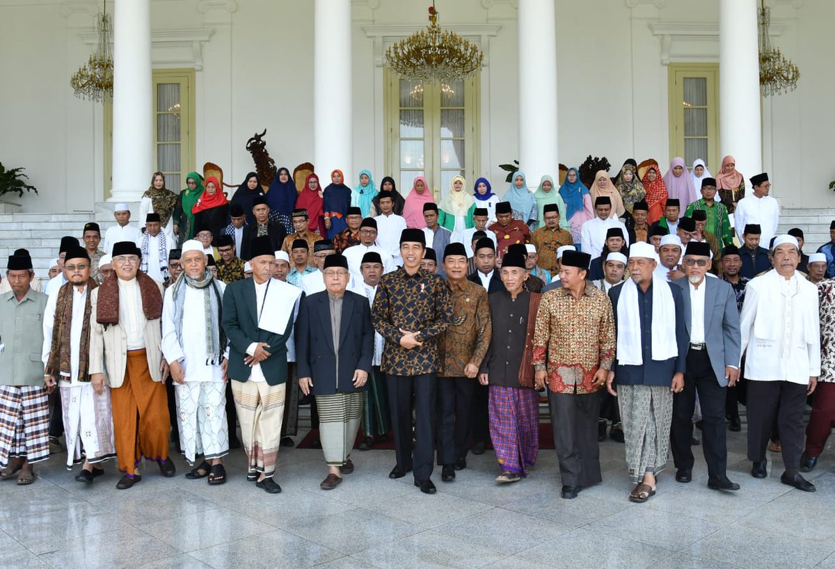 jokowi's tweet photo. Bertemu ulama dari Kota Bekasi, Kabupaten Bekasi, Kota Depok, Kabupaten Karawang, dan Kabupaten Purwakarta. Mari kita sejukkan Pilkada di seluruh Indonesia -Jkw https://t.co/0jgm6B87Sy