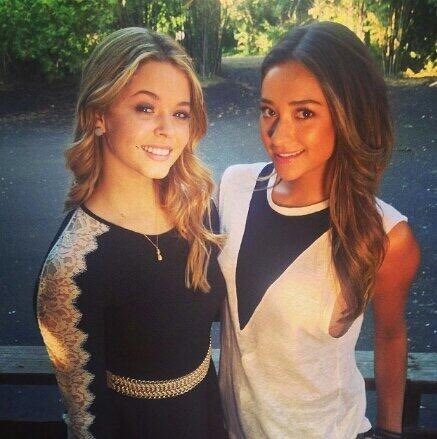 archivepieterve's tweet image. alison dilaurentis                 alison with 
without a top                       her top