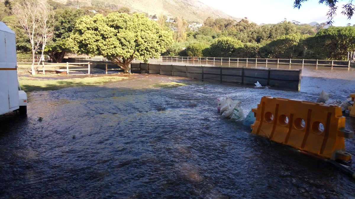 HeydersRyan's tweet photo. @CityofCT @CityofCTAlerts Please can you send someone to turn off water. ref 9105034044. It's been over 2 hrs and 1000's litres per min lost. https://t.co/lUaXrfZYa6