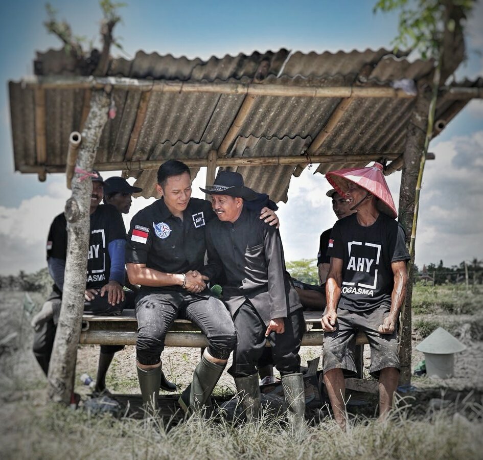 sampahberlirih's tweet photo. Tanpa mereka tak ada hidangan senikmat di meja makan.. #terimakasihpaktani cc : @AgusYudhoyono @zarazettirazr @LawanPoLitikJKW @hincapandjaitan @panca66 @HeraLoebs @Abaaah @SohibAHY https://t.co/chWi81ya39