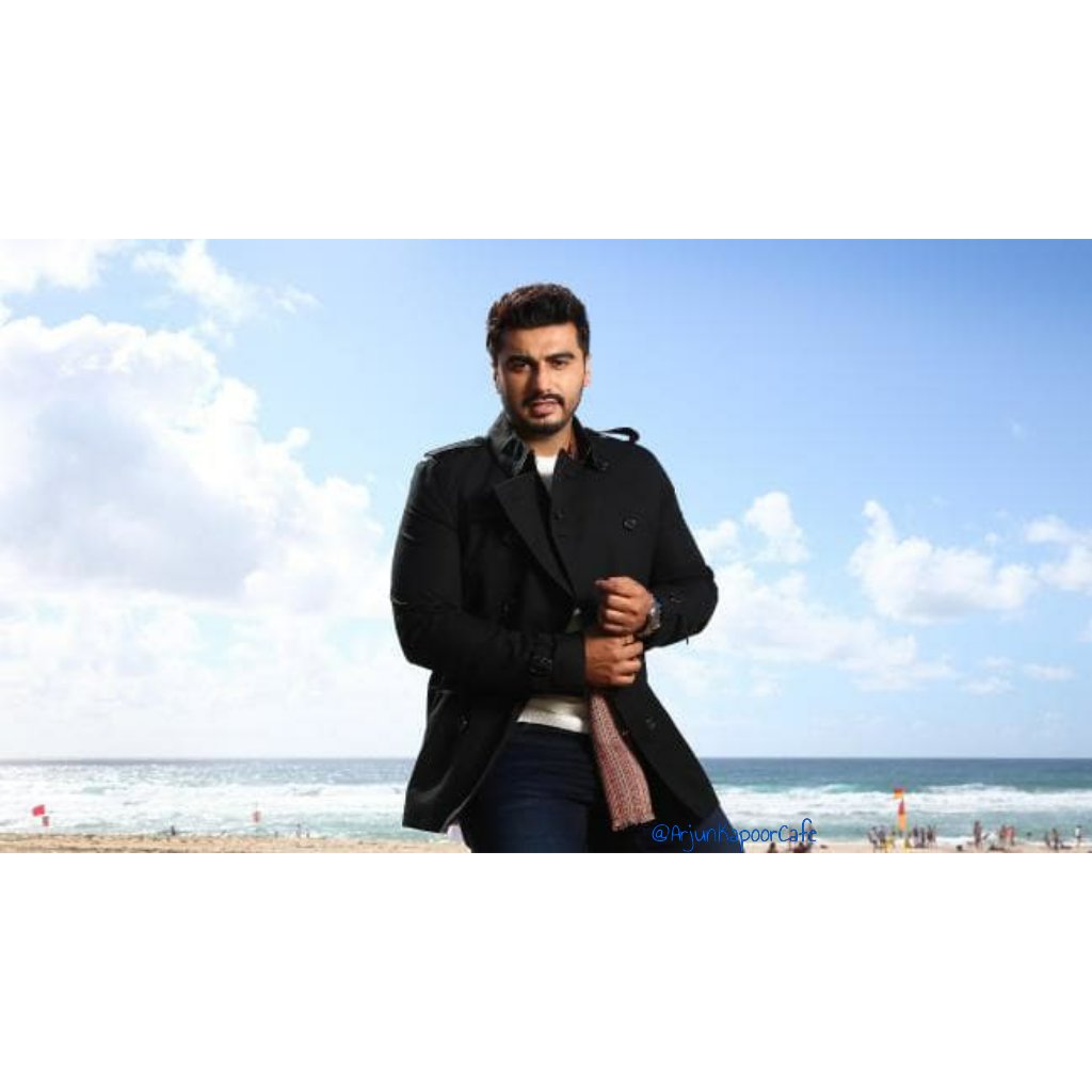 ArjunKapoorCafe's tweet photo. [NEW] Endless sparkling sand, crystal clear water,dreamy blue sky &amp; The Very Hot @arjunk26 posing in the foreground..Nothing more b'ful😍💙 #WideAngleShot 📷
AK is back home but our ❤ longs 2see more pictures of him frm the trip...&amp; luckily we found these😊
#ArjunInAustralia 😇 https://t.co/5BrqGhafvP