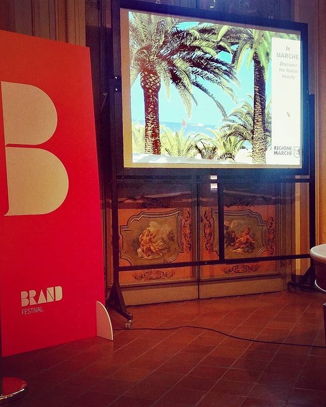 fpiersimoni's tweet photo. Aver portato un piccolissimo contributo al Brand Festival di Jesi #bfj18 all'interno dello speech di #destinazionemarche , per me che vivo a #Rimini , ma con il cuore nelle #Marche è stato un piacere e un onore. Da Instagram 📷 : https://t.co/4w6Ru2EG3j https://t.co/r3AlCIicrO