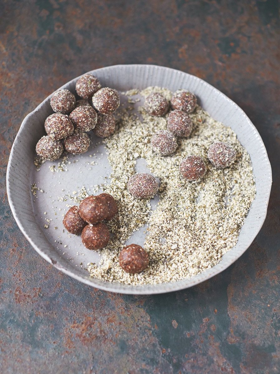 jamieoliver's tweet photo. Super-nutritious balanced flavour-packed energy balls that give us the perfect snack boost to get us through the day – enjoy two balls per snack! https://t.co/oK6BGYKoZA https://t.co/sxFNHb3pF3