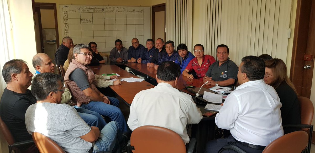 SaludImbabura's tweet photo. #Ibarra | @drlyther gerente del hospital San Vicente de Paúl, mantiene reunión con el área de Mantenimiento, Administrativo Financiero y Gestión Administrativa con la finalidad de programar y ejecutar acciones en beneficio de esta casa de salud. https://t.co/aNvOSwbjd3