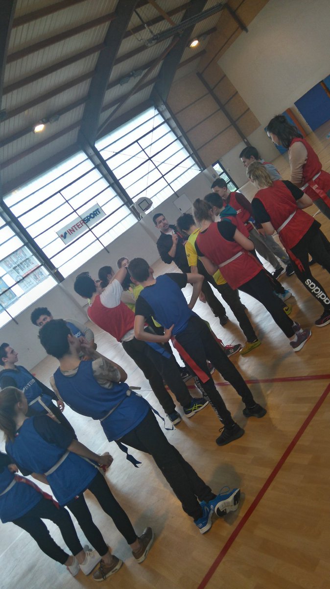 anthoL02's tweet photo. Çà #BougeHDF au #college François 1er @acamiens avec @MutHDF et @UFOLEP02 @UFOLEP! Après le #kinball et le #bumball, découverte du #flagfootball aujourd'hui! Des #collegiens toujours en mouvement qui se dépensent sans compter! #prevention #Sante https://t.co/0xsSuVYM4D