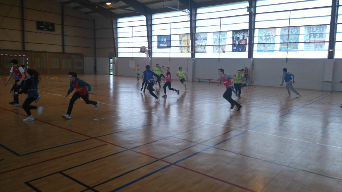 anthoL02's tweet photo. Çà #BougeHDF au #college François 1er @acamiens avec @MutHDF et @UFOLEP02 @UFOLEP! Après le #kinball et le #bumball, découverte du #flagfootball aujourd'hui! Des #collegiens toujours en mouvement qui se dépensent sans compter! #prevention #Sante https://t.co/0xsSuVYM4D