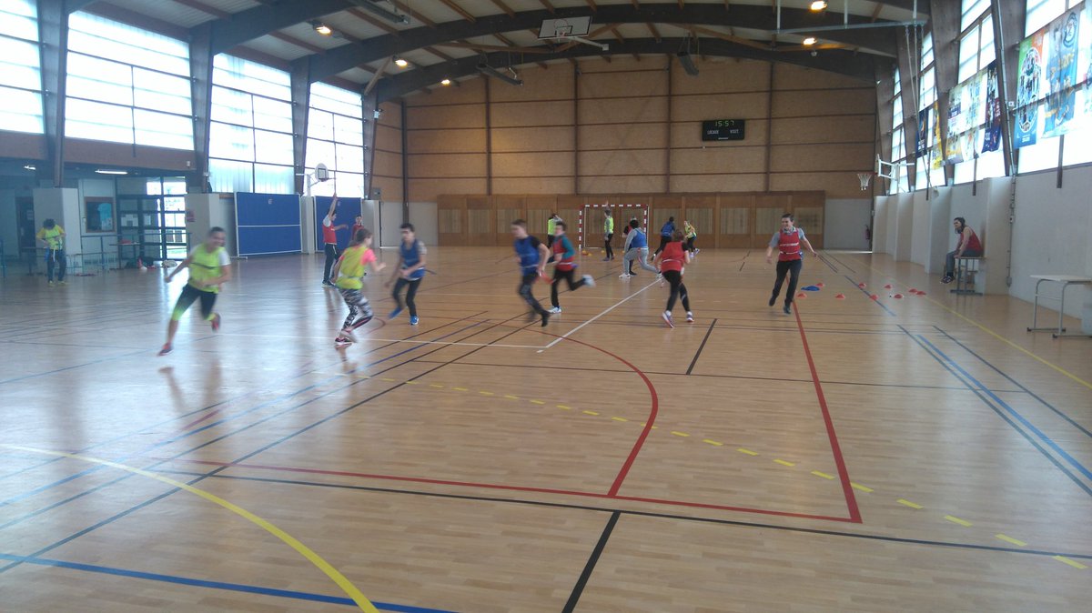 anthoL02's tweet photo. Çà #BougeHDF au #college François 1er @acamiens avec @MutHDF et @UFOLEP02 @UFOLEP! Après le #kinball et le #bumball, découverte du #flagfootball aujourd'hui! Des #collegiens toujours en mouvement qui se dépensent sans compter! #prevention #Sante https://t.co/0xsSuVYM4D