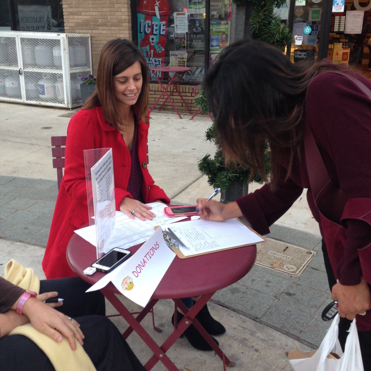 20 volunteers still needed April 11th, from 5:30-8 pm to sell raffle tickets and merchandise at participating restaurants.

Dine-outs support all of DF2S's programs: education in the gardens, internships, scholarships for teachers, school garden grants.

signupgenius.com/go/30e0f4fadae…