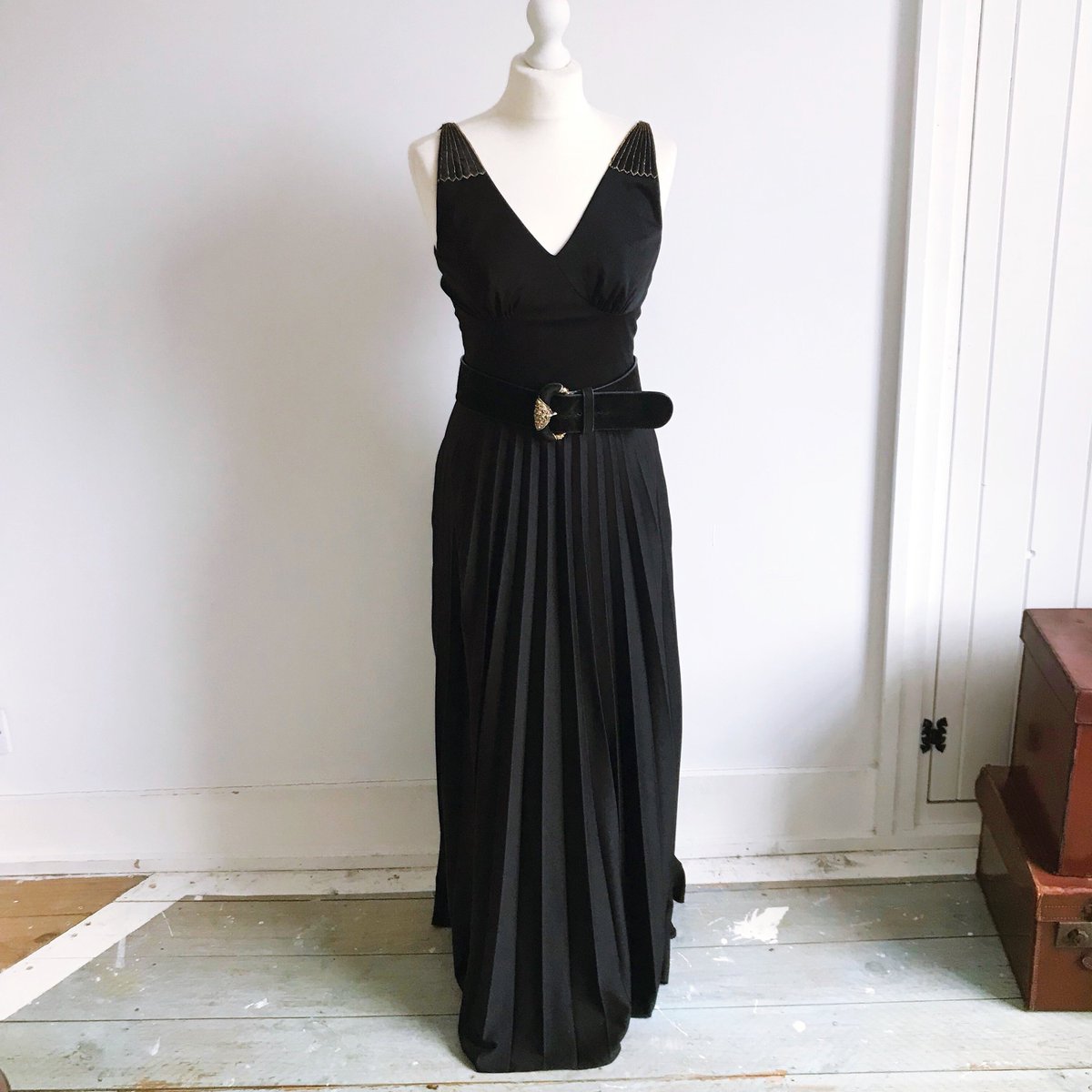 bones_boutique's tweet photo. Excited to share the latest addition to my #etsy shop: Elegant 80s Maxi Dress with golden strap detail https://t.co/I6cTxlDjq2 #clothing #women #dress #black #gold #maxidress #vintageclothes #vintage #blackdress https://t.co/YIw2925sKb