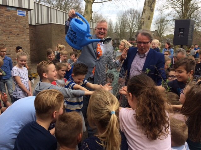 wethouderharry's tweet photo. #buitenlesdag . Opening #schoolpleinsubsidie samen met watergraaf Peter Glas en leerlingen @deregenboog  zaadjes geplant en begoten. Hopelijk volgen alle scholen van @gemeentegoirle @WijGoirlenaren . Meer groene speelpleinen @lijstrielgoirle https://t.co/egOPVQCpOc