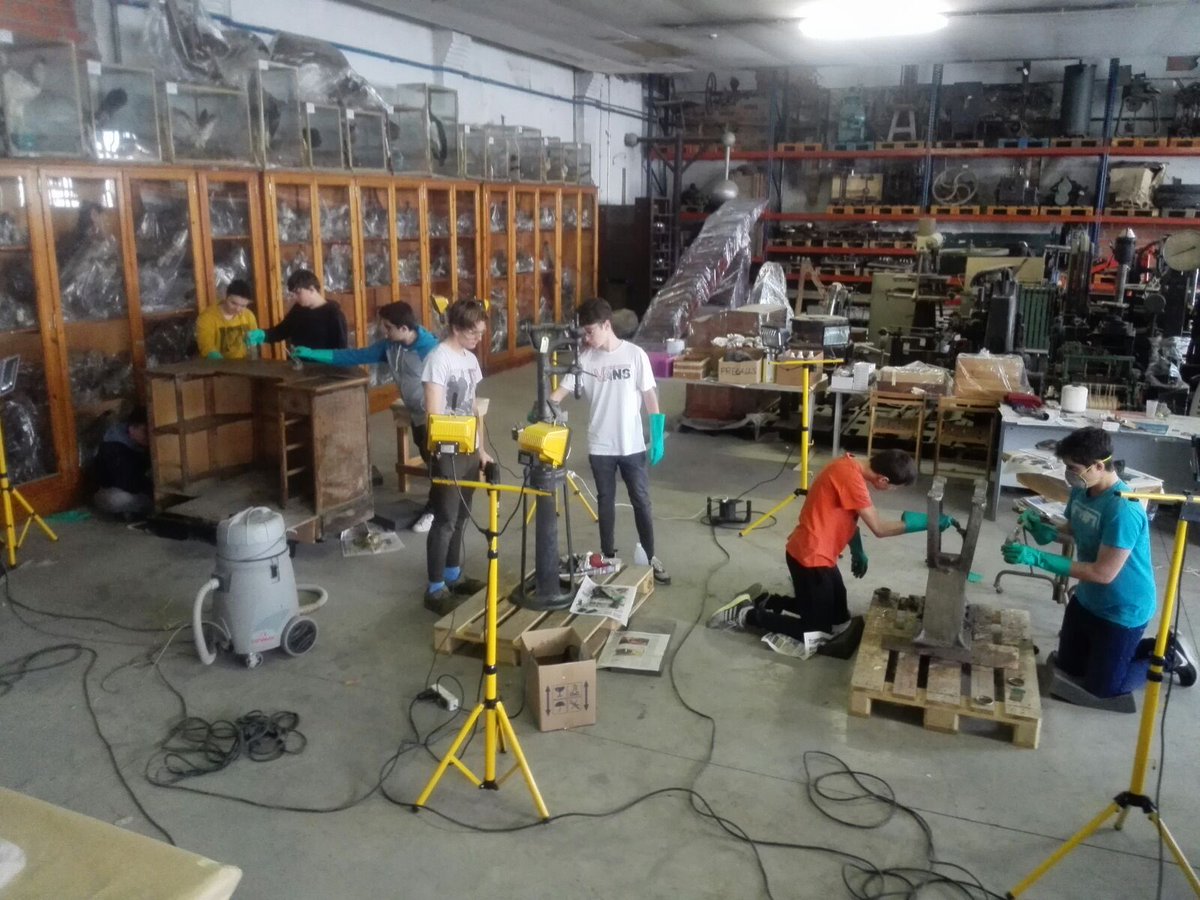 museudelter's tweet image. Cada dimarts els alumnes de @LaSalleManlleu ens ajuden a recuperar objectes de la nostra col·lecció. Bona feina! #ProjecteFaig #AprenentatgeServei #ApS #Manlleu