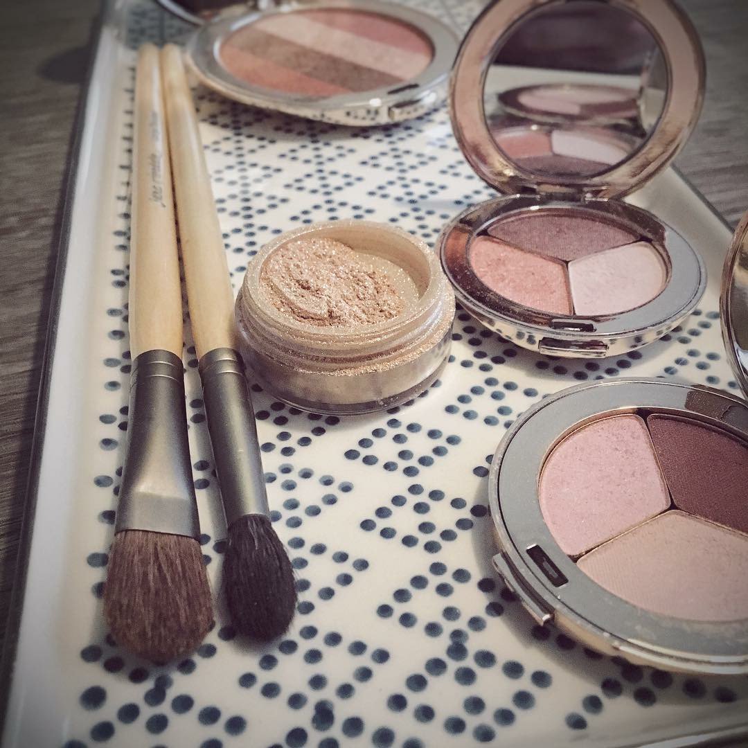 GroveSpa's tweet image. The eyes have it for this season’s hottest beauty trend, and we are totally on board... think pink! 💗 These @janeiredale eye shadow palettes are 💯🔥 #makeuptrends #spring #thinkpink #janeiredale #skincare