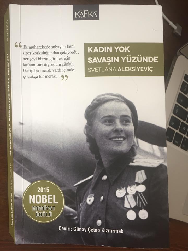 irmakzileli's tweet photo. Sanat ile politikanın yol ayrımı burada galiba. Politika, kendi ideolojisinin kazanması için gerçeği dilediği şekle sokarak sunuyor topluma. Edebiyat ve sanat ise yeraltına itelenmiş o gerçeğin peşinde. https://t.co/VM2OUX4jz9