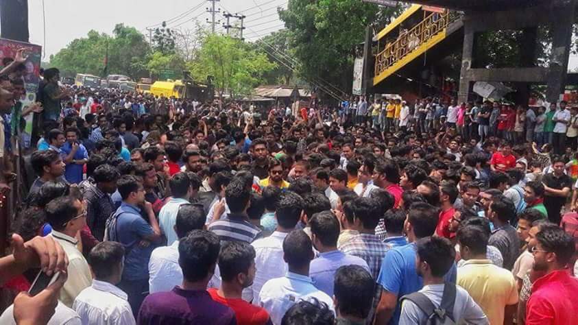 EmranAzad5's tweet photo. #ReformQuotaBD
Thousands of Student of several universities and colleges in Bangladesh are demanding the reformation of existing quota (56%) system for jobs.
#bbcnews #bbcasia #bbcsouthasia #CNN #CNNInternational #cnnasia @cnni @BBCWorld @AP @AFP @ndtv @TheEconomist @AJENews https://t.co/kwh6dVsSig