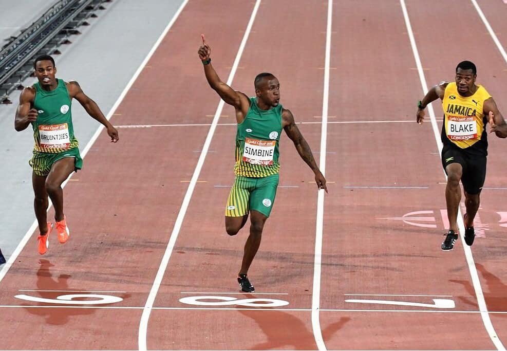 AkaniSimbine's tweet photo. What an incredible night! History made for South Africa and Goal achieved. 🙏🏽 I am truly humbled! Thank you for all the support 🙏🏽 #100mGold! We did it @KINGBRUINTJIES!! Proud of you 🇿🇦🙏🏽🥇🥈 https://t.co/3JyYK116Cd