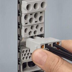 PhoenixContactU's tweet image. #PushIn contact inserts, also with double connection, wire up to two conductors of a potential by inserting them directly into one contact point #heavydutyconnectors ow.ly/5EZ530iModa