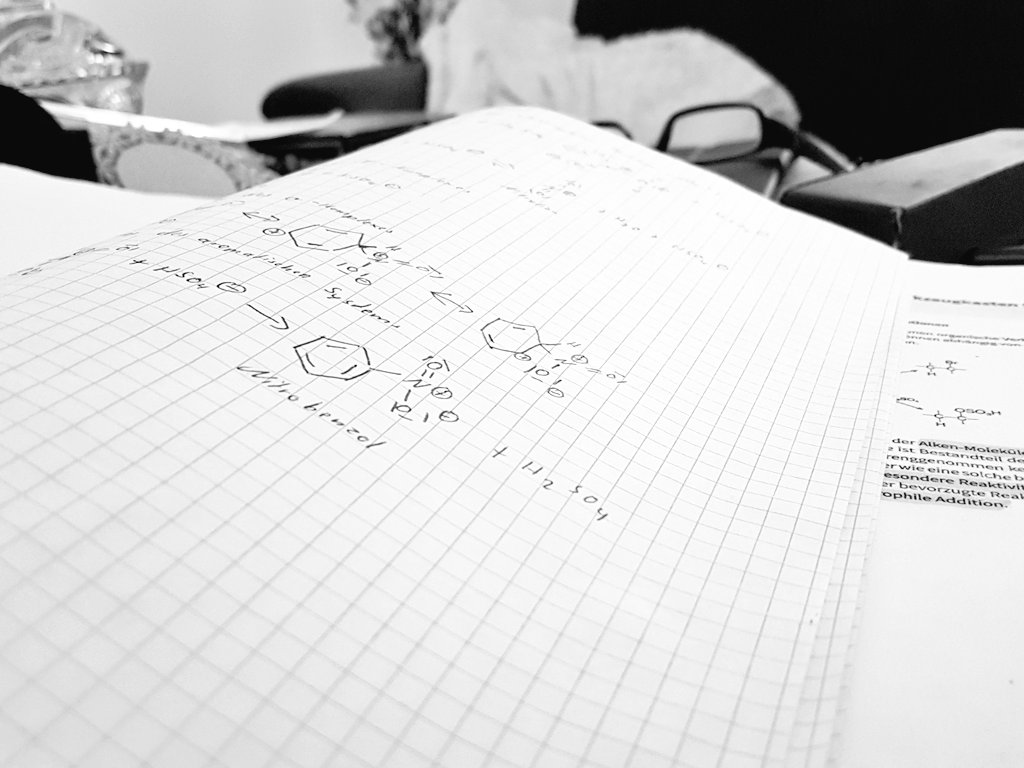 AlexMller1998's tweet photo. Morgen Chemie LK #Abiprüfung 
Das wird ein Spaß... Nicht!  
100 Punkte reichen
#abitur2018
#NRW
#Abi18 https://t.co/6OBVYHsjCB