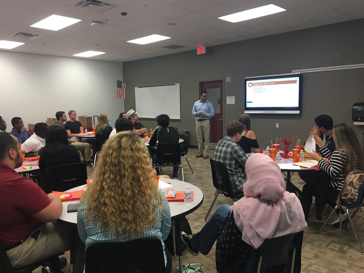 bonnietoffoli's tweet photo. Dr. Shanoff greeting UCF STEM students for tours at Edgewater HS #futureteacherheroes #UCFSCIENCE @OCPSJobs @DeputySuptJara @OCPSScience https://t.co/VrNPLgpzzp