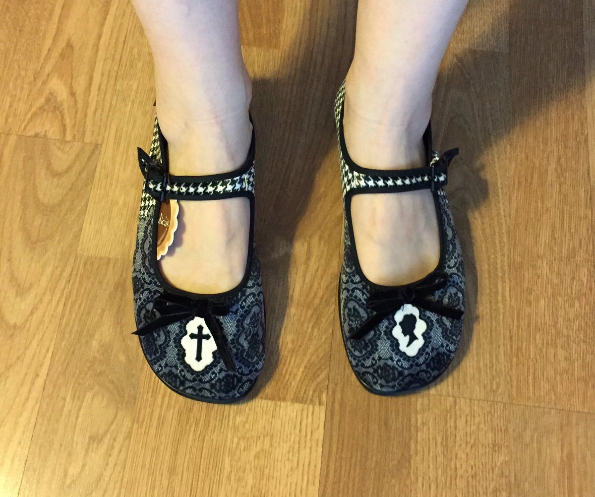 CDexterColby's tweet photo. Creo que a @VictoriaAlvar99 le van a gustar mis nuevos zapatos @hotchocolated #MaryJanes #Simonette https://t.co/wsbDlleC28