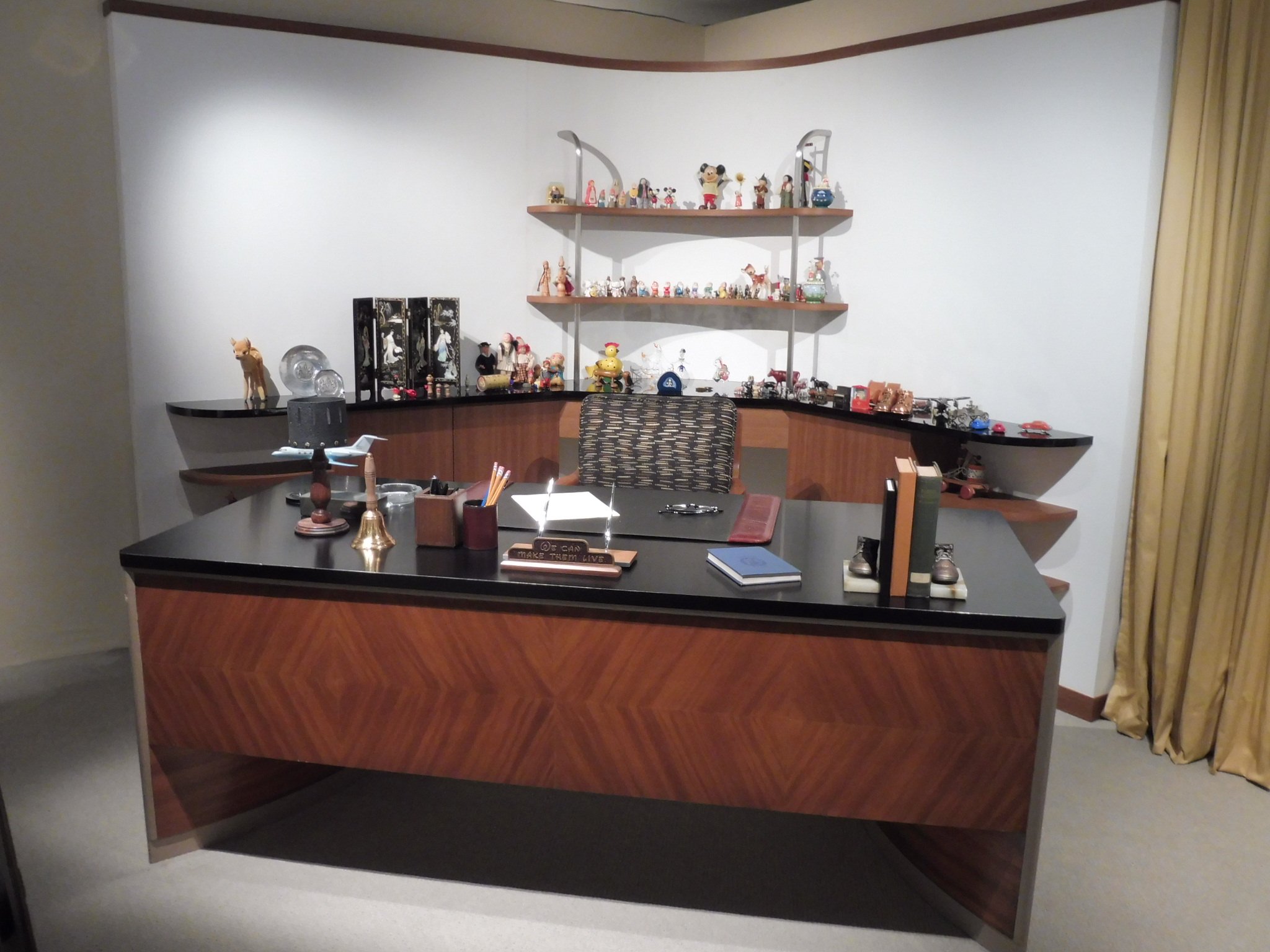 小吹隆文 大丸ミュージアム 梅田 の ウォルト ディズニー アーカイブス展 会場風景その2 ウォルト ディズニーが接客時に使っていた机周りの再現 1940 50年代にアニメーターが使用していた作業机と名作 ファンタジア の原画など その他史料の