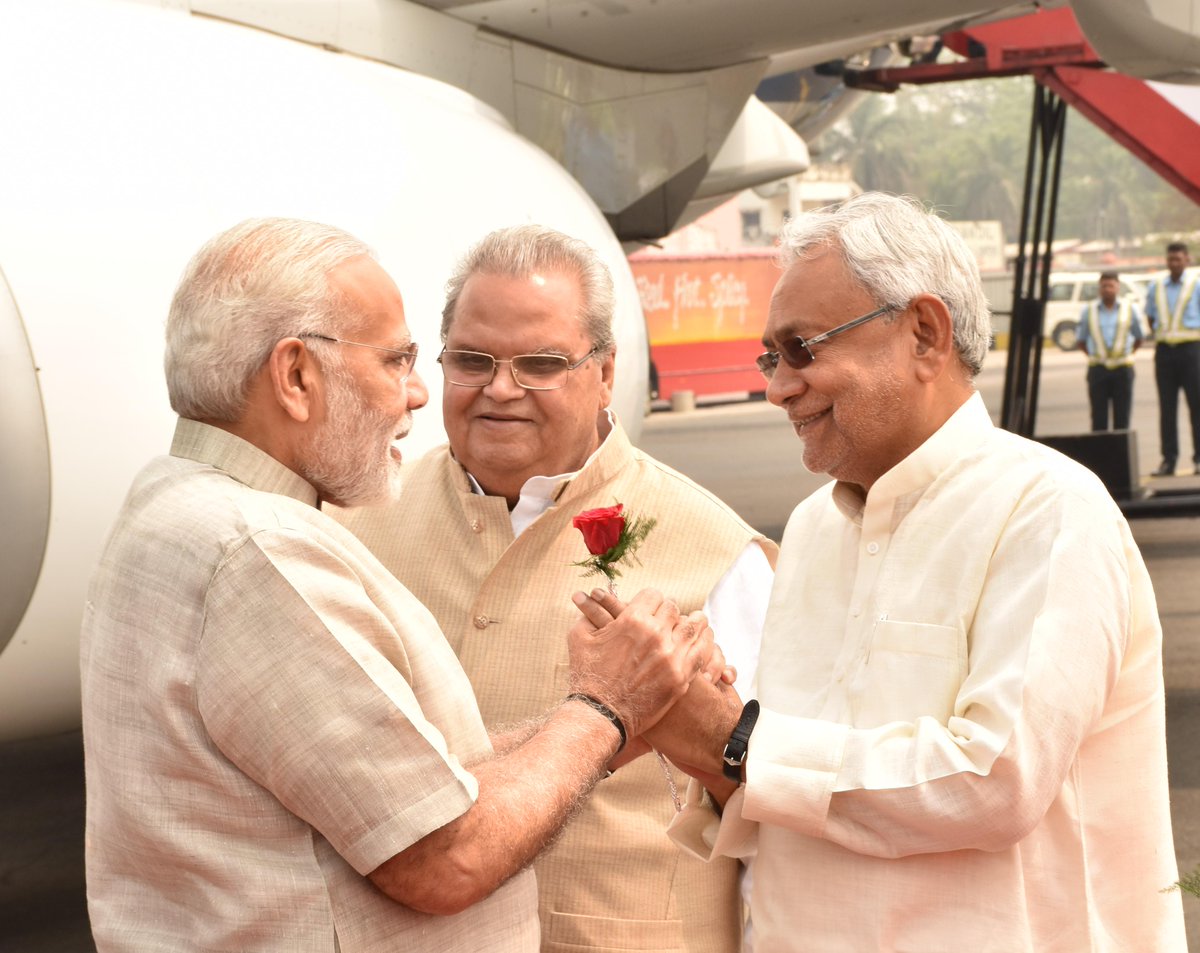 NitishKumar's tweet photo. पटना हवाई अड्डे पर माननीय प्रधानमंत्री श्री नरेन्द्र मोदी का स्वागत करते हुए। https://t.co/tszMdeRwTX