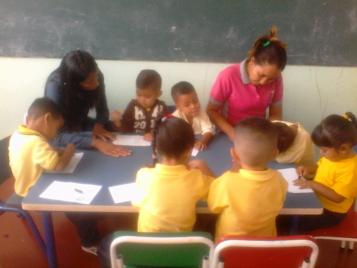 CEI_AndresBell's tweet photo. Nuestros niños y niñas disfrutando de su aprendizaje! Educación de calidad#PrioridadEducacionParaTodos. Docentes felices!@ninosimon_Lara  @NicolasMaduro @oleisa2010 @MPPEDUCACION https://t.co/eJx4yZhzUr