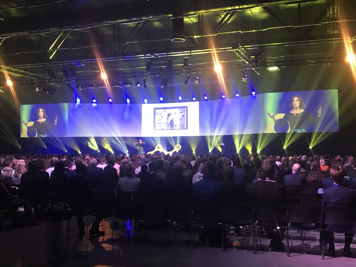 Randi Zuckerberg på scenen på #obforum. Imponerende bra!