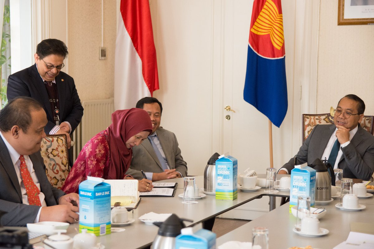 kbridenhaag's tweet image. Serah Terima Jabatan (Sertijab) BPKRT Perlengkapan KBRI Den Haag, Bapak Sudarman kepada Ibu Fitri Yulia, Selasa, 10 April2018 #sertijab #denhaag #kbri #bpkrt