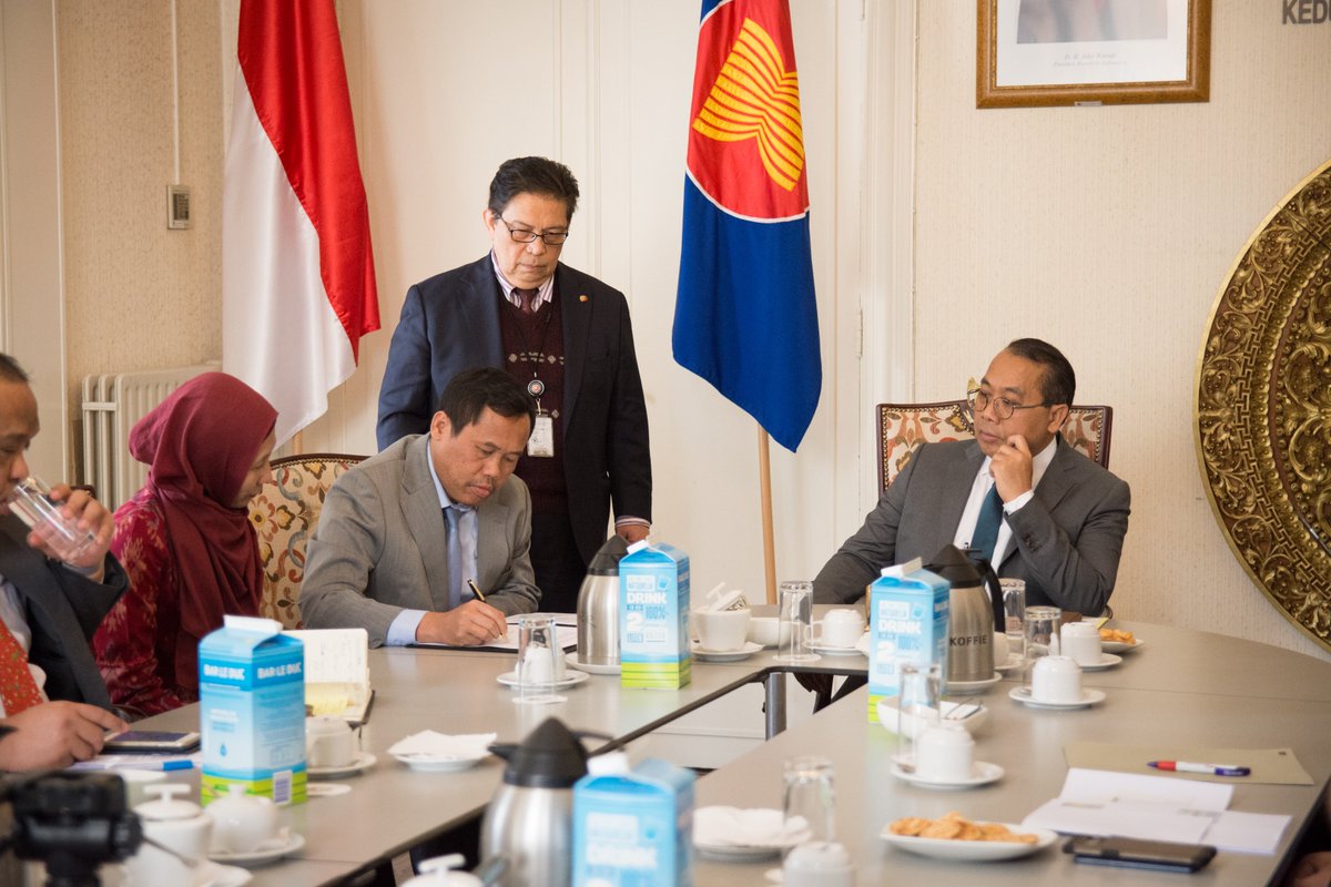 kbridenhaag's tweet image. Serah Terima Jabatan (Sertijab) BPKRT Perlengkapan KBRI Den Haag, Bapak Sudarman kepada Ibu Fitri Yulia, Selasa, 10 April2018 #sertijab #denhaag #kbri #bpkrt