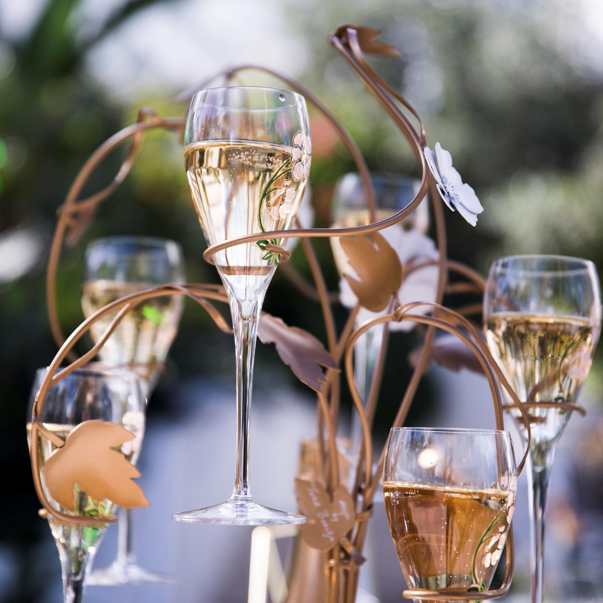 perrierjouet's tweet photo. When nature and art combine to rewild the table. #PerrierJouet #BlancdeBlancs #natureaddicts #luxury #artwork #inspire #TheEnchantingTree https://t.co/qMx5C9BRPM