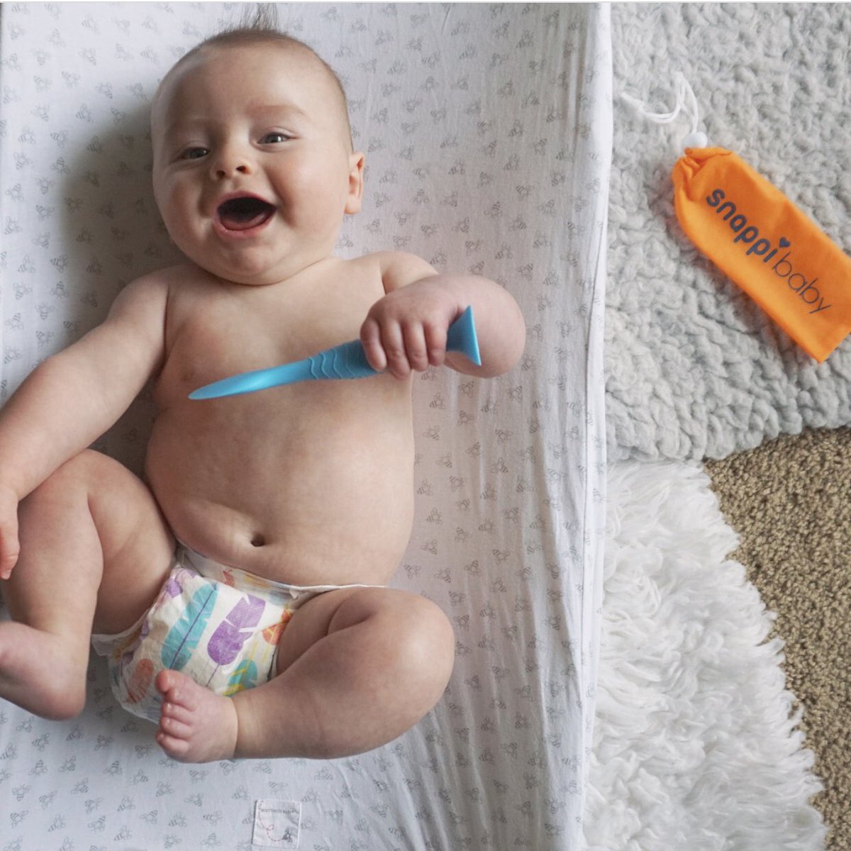 Snappi_Baby's tweet photo. Our new brush makes diaper changes more sanitary. No more diaper paste on your hands! (Baby loves it too) ❤️ #DiaperChanges https://t.co/Xf3bZyRE0A