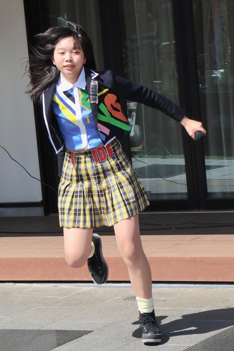 森伸之 新曲 持久走 を歌って走ってへたり込む 無気力系女子 井出さん セーラー服に着替えた愛菜さんからプレゼント 井出ちよのロゴ入りのブランケット を受け取る アイドルがリアル制服で歌うのは珍しいけど 山梨の制服はみんな同じ なので大丈夫