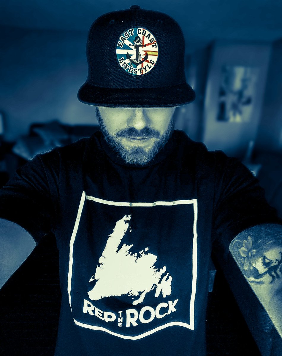 MrGrips's tweet photo. ⚓ ALWAYS REPPIN THE ROCK ⚓
No matter where I am in this life the island follows me.
https://t.co/He2lqAEYbB 
Shirt: @RepTheRockNL
Hat: @EASTCOASTLIFEST
#mrgrips #newfoundland #eastcoast #home #art https://t.co/GsSl2qyV09