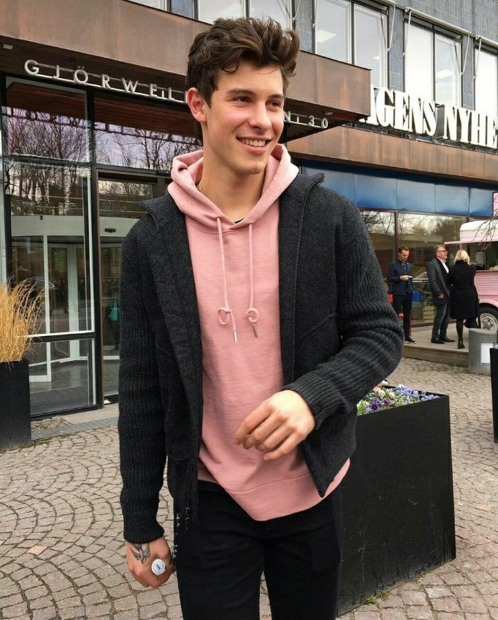 ClosesSM's tweet image. Shawn Mendes de rosa, é minha nova religião ❤