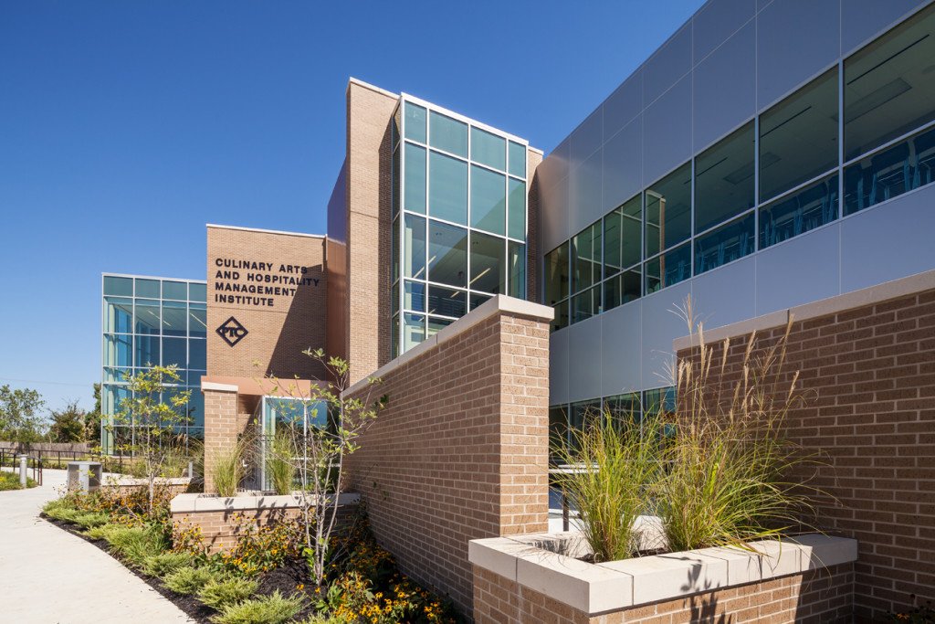 ExpectMoreAR's tweet photo. Arkansas's 2nd oldest public 2-year college is also its largest. With annual enrollment over 10,000, @pulaskitech prepares students at 5 locations for careers in aerospace, culinary arts, business, industry, & more. Get to #KnowThe22 and #ExpectMoreAR: https://t.co/pyxW3ctNTI https://t.co/5rF7TknFts