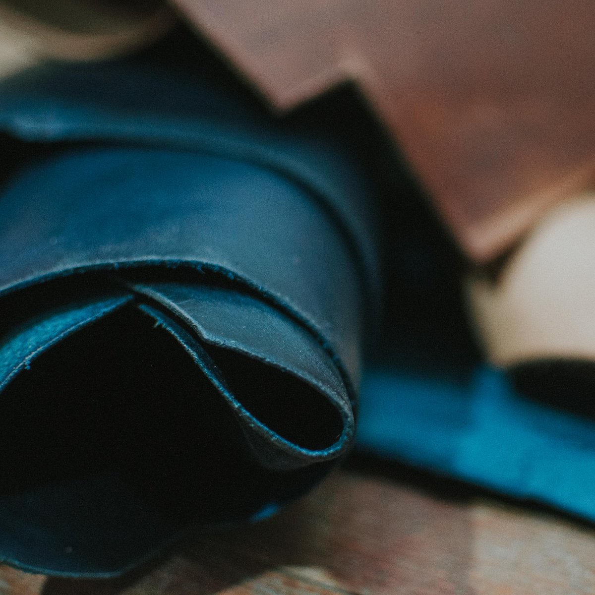 jaxonedwin's tweet photo. Staring at the rolls of leather here is just a dream. Soft to the touch, yet durable.
.
.
#JaxonEdwin #je #horweenleather #kickstarter #leather #watches #madeinmaryland #madeinusa #americanmade #crowdfunding #leatherrolls #watchrolls #watch #madeinamerica #horology #watchfam https://t.co/PcQ4pAf4NV